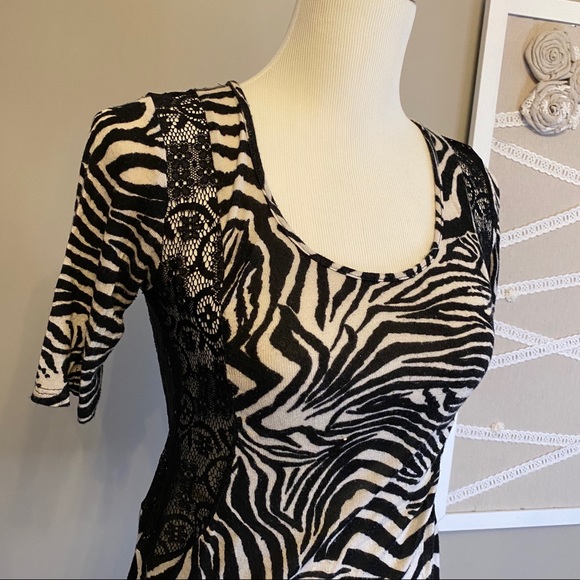 Day trip Zebra and lace top 3/30$ - Picture 2 of 6